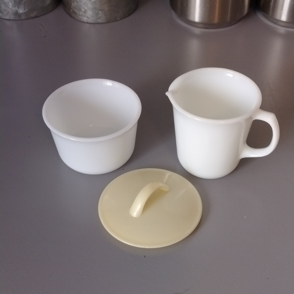 Vintage Pyrex 1984